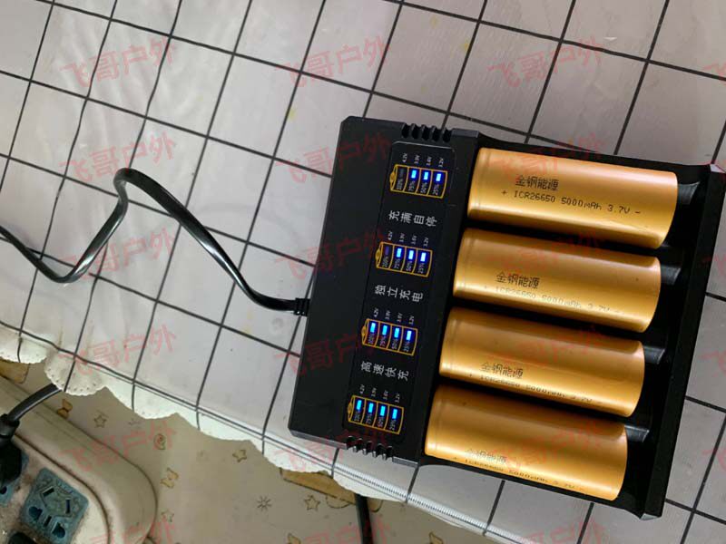 多功能18650锂电池3.7V/4.2V智能快充4槽充电器通用26650手电筒