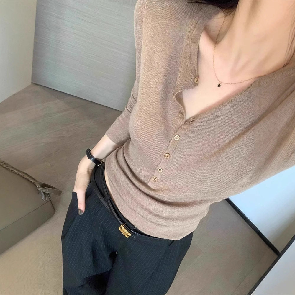 驼色感老钱风修身长袖毛衣女早秋v领小衫露锁骨针织打底衫薄