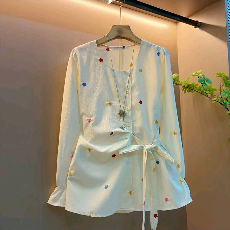 新款韩版时尚小花刺绣蝴蝶结上衣大码女装胖mm设计感洋气显瘦衬衫
