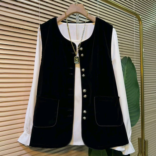 时尚气质纽扣丝绒马甲搭配打底衫