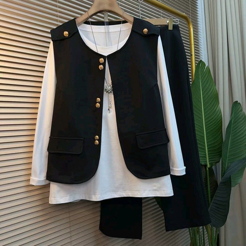 时尚纽扣马甲搭配打底衫简约长裤