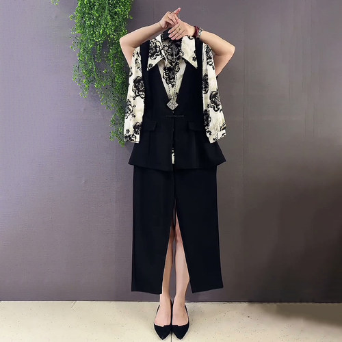 时尚盘扣马甲碎花衬衫小脚裤套装