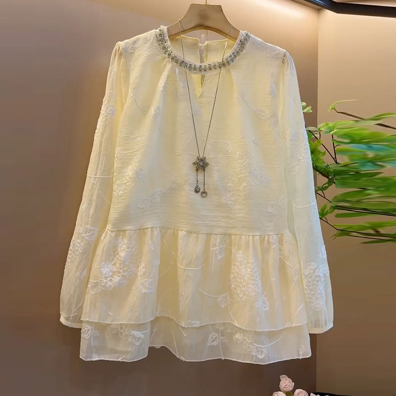 钉珠领镂空上衣百搭减龄衬衫