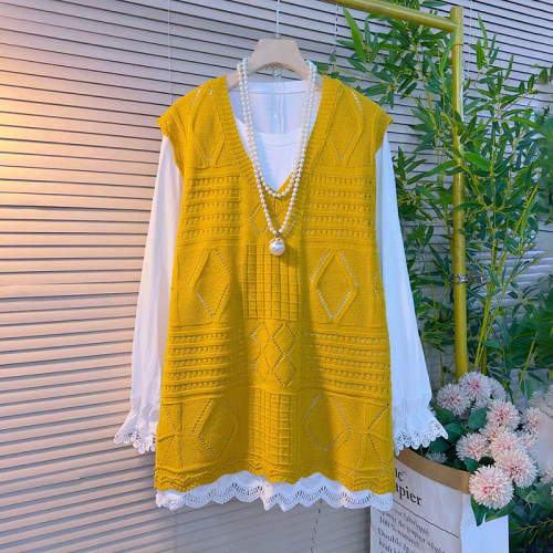 时尚镂空针织背心搭拼接花边打底