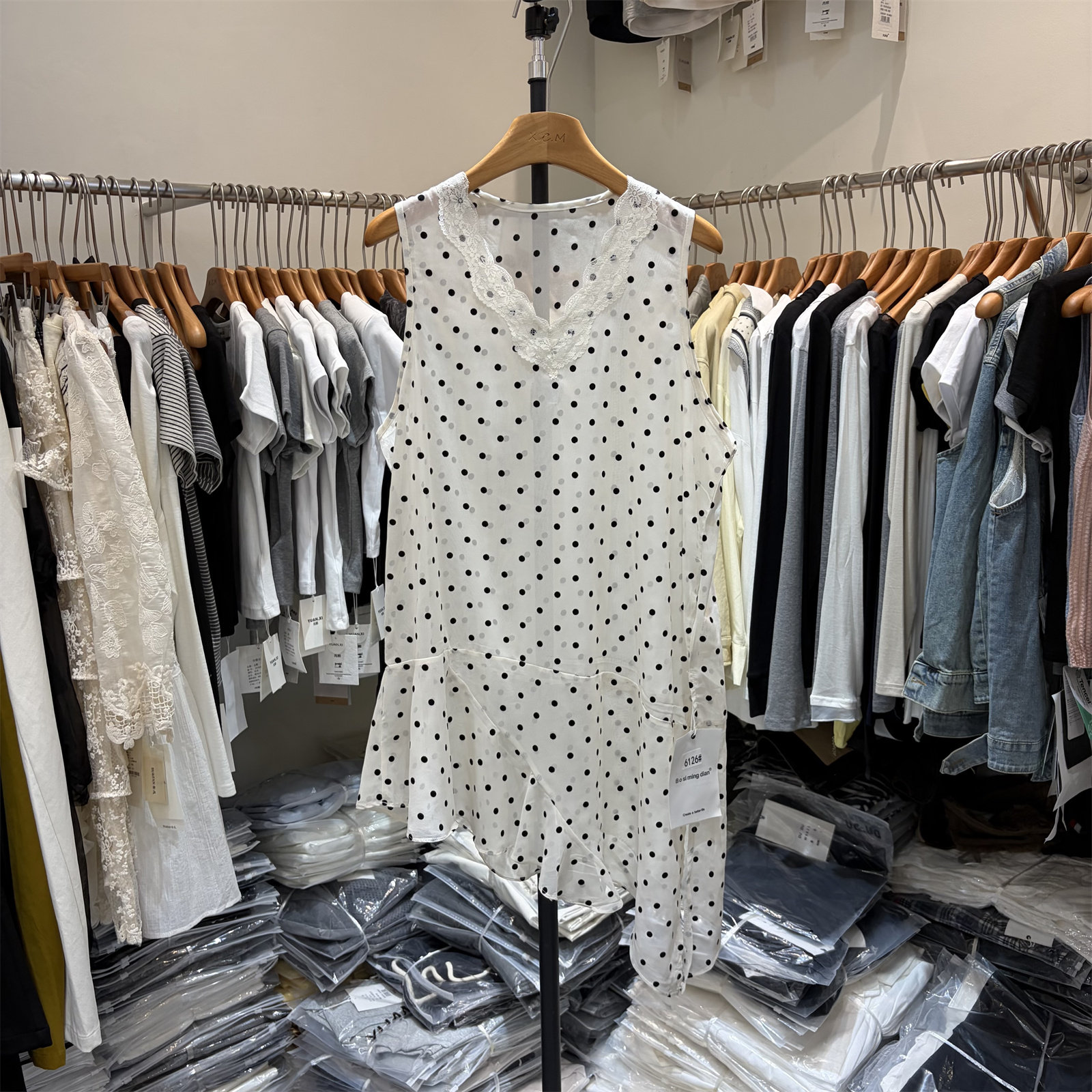 欧洲站2026年春季韩系减龄蕾丝拼接V领波点无袖背心连衣裙女6126