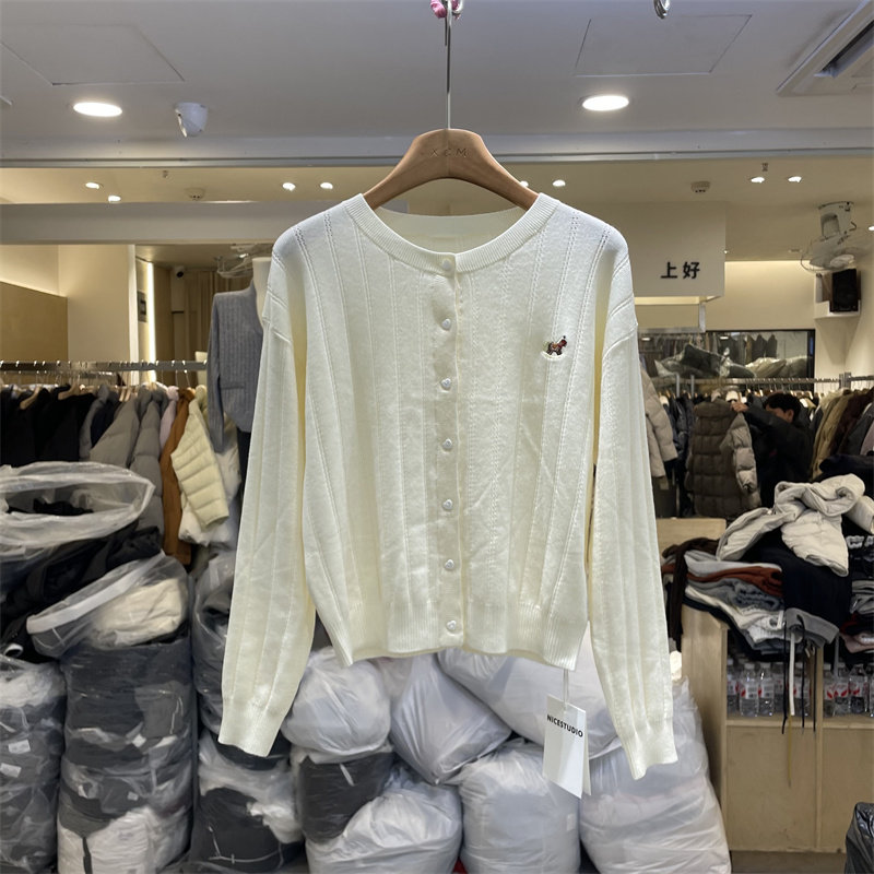 NICE8596正版冬季韩系圆领宽松减龄卡通小马刺绣羊毛针织衫上衣女