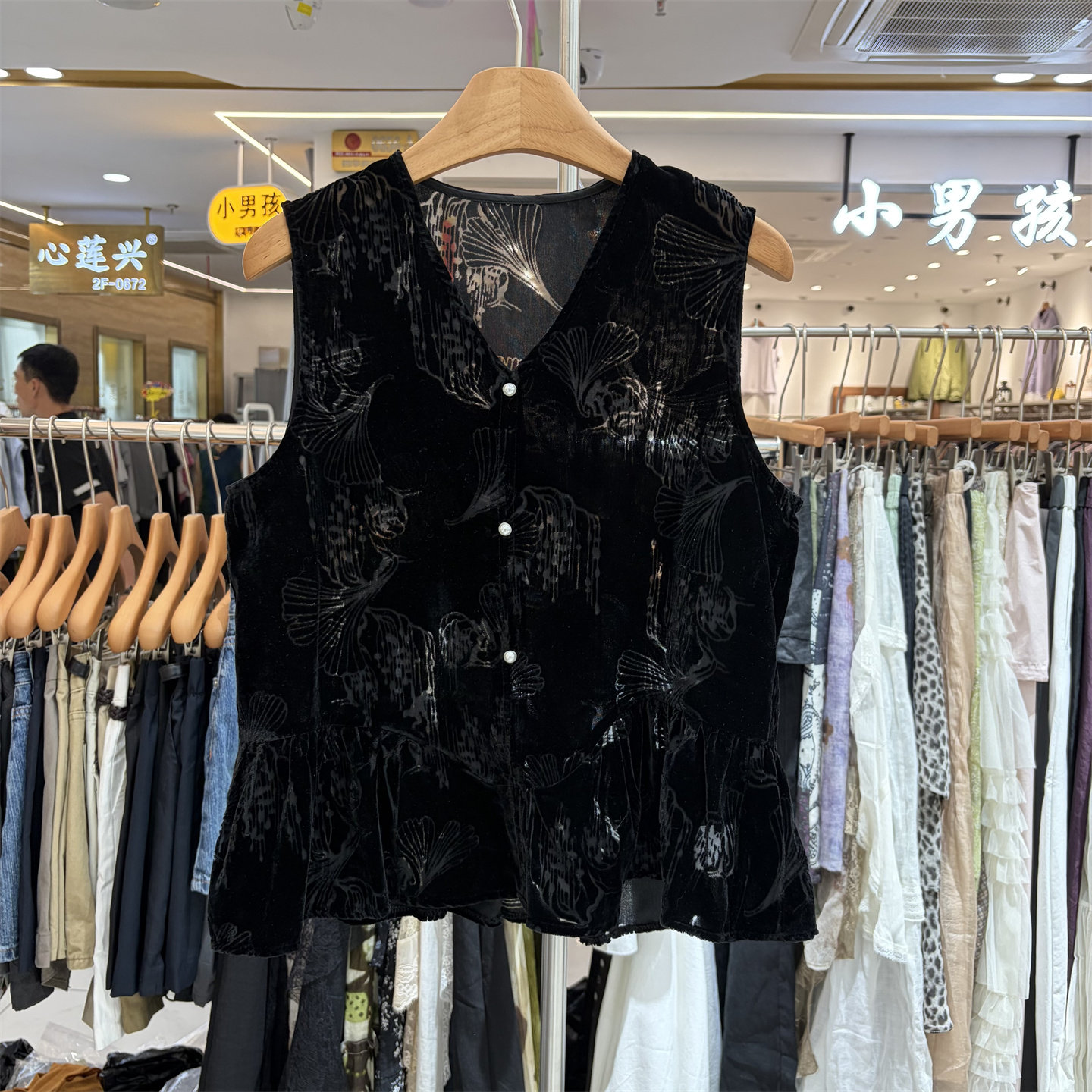 YZOY66123正品夏季韩系高级感V领暗纹提花丝绒无袖衬衫女显瘦上衣