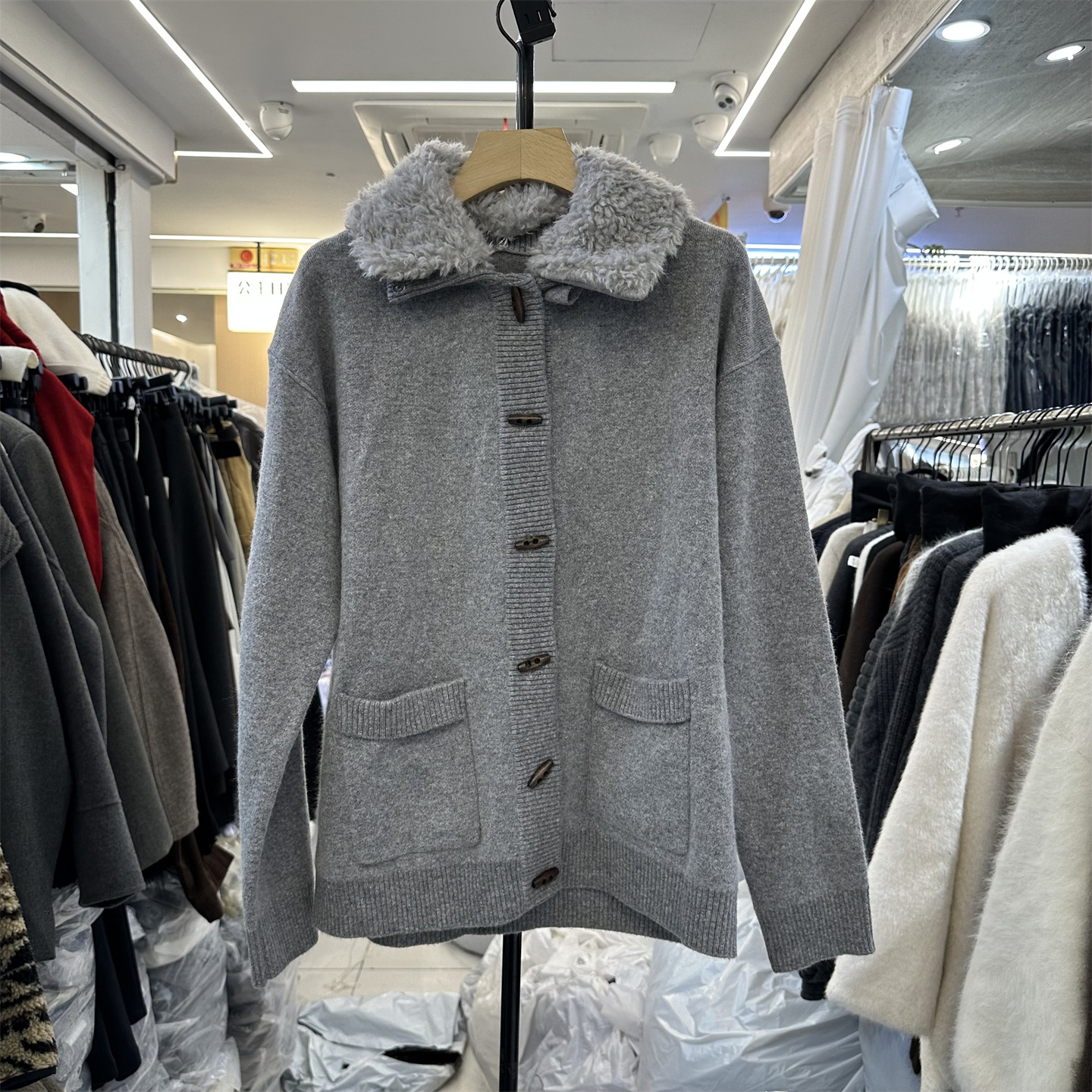 毛翻领牛角扣绵羊毛针织开衫女