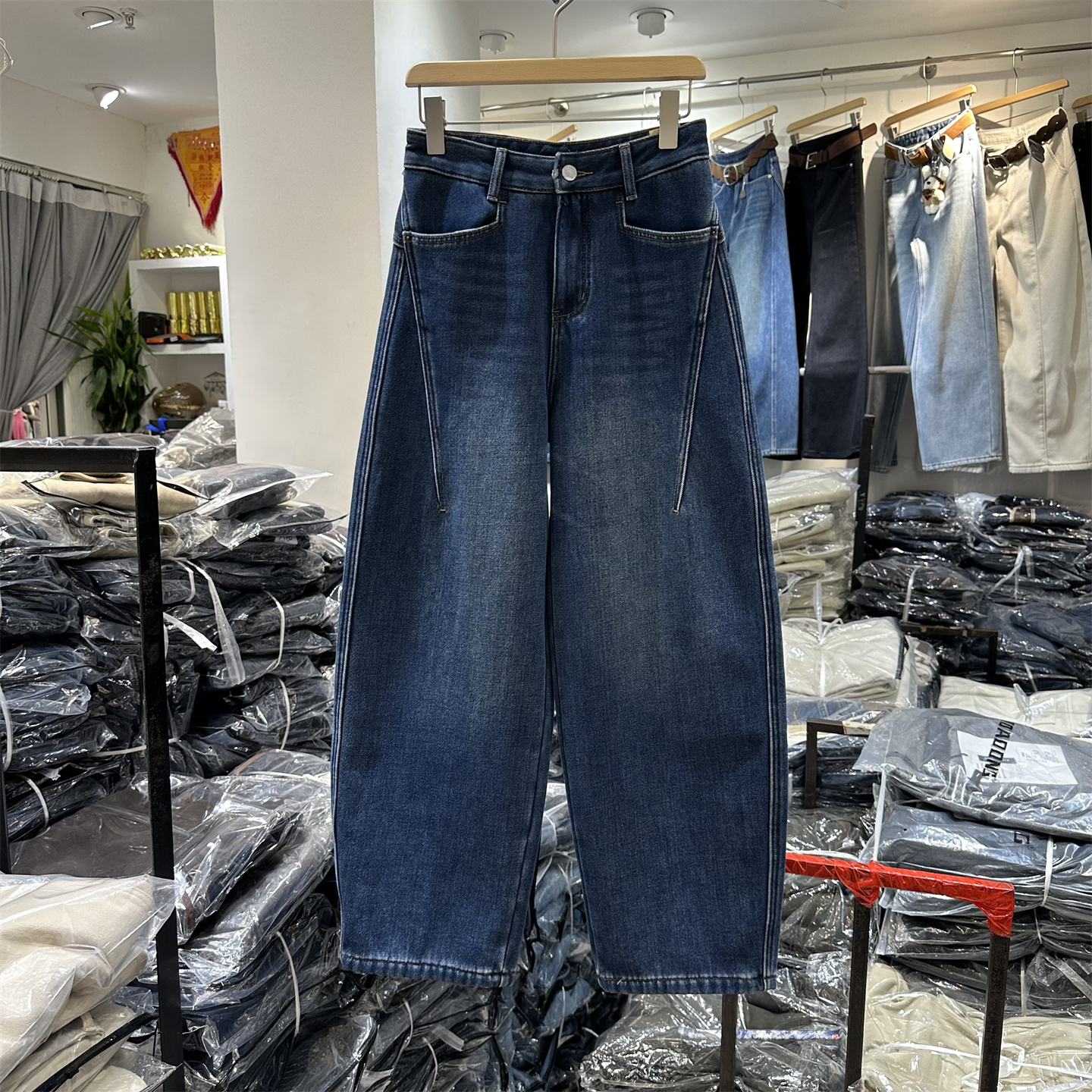 2025冬新款高腰宽松保暖加绒百搭时尚个性设计感休闲弯刀牛仔长裤