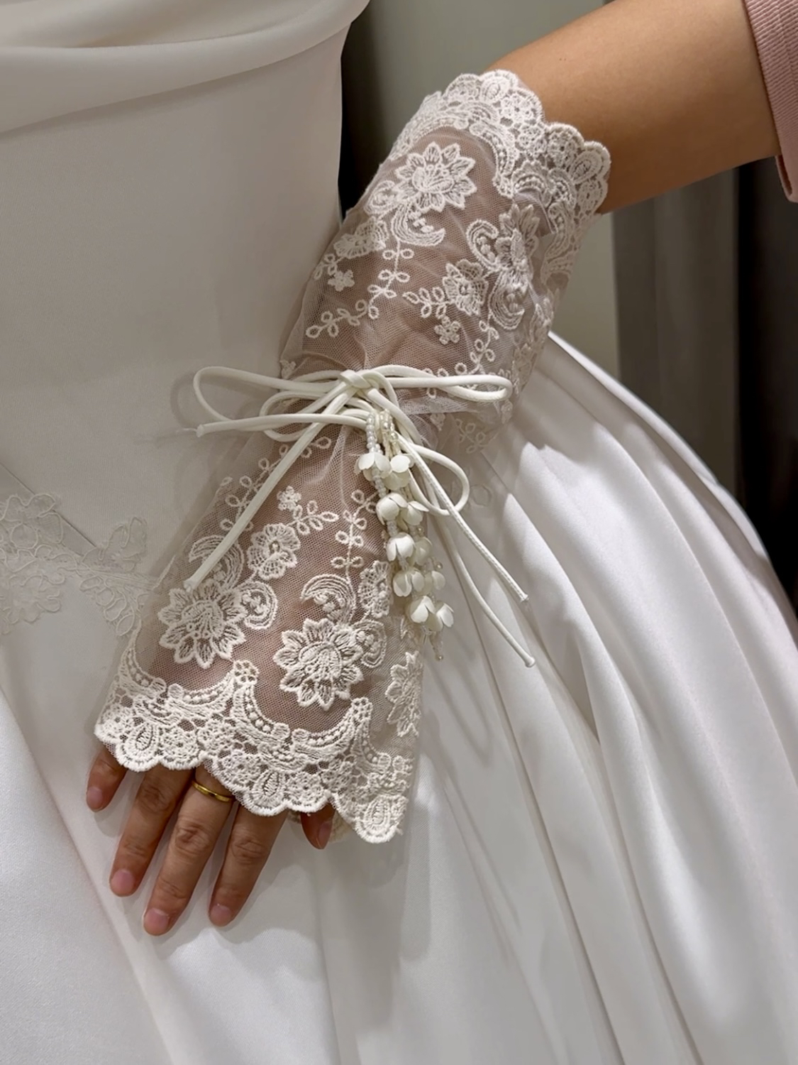 美高原创米色复古蕾丝手工铃兰新娘手套袖套婚纱配饰跟妆造型样片