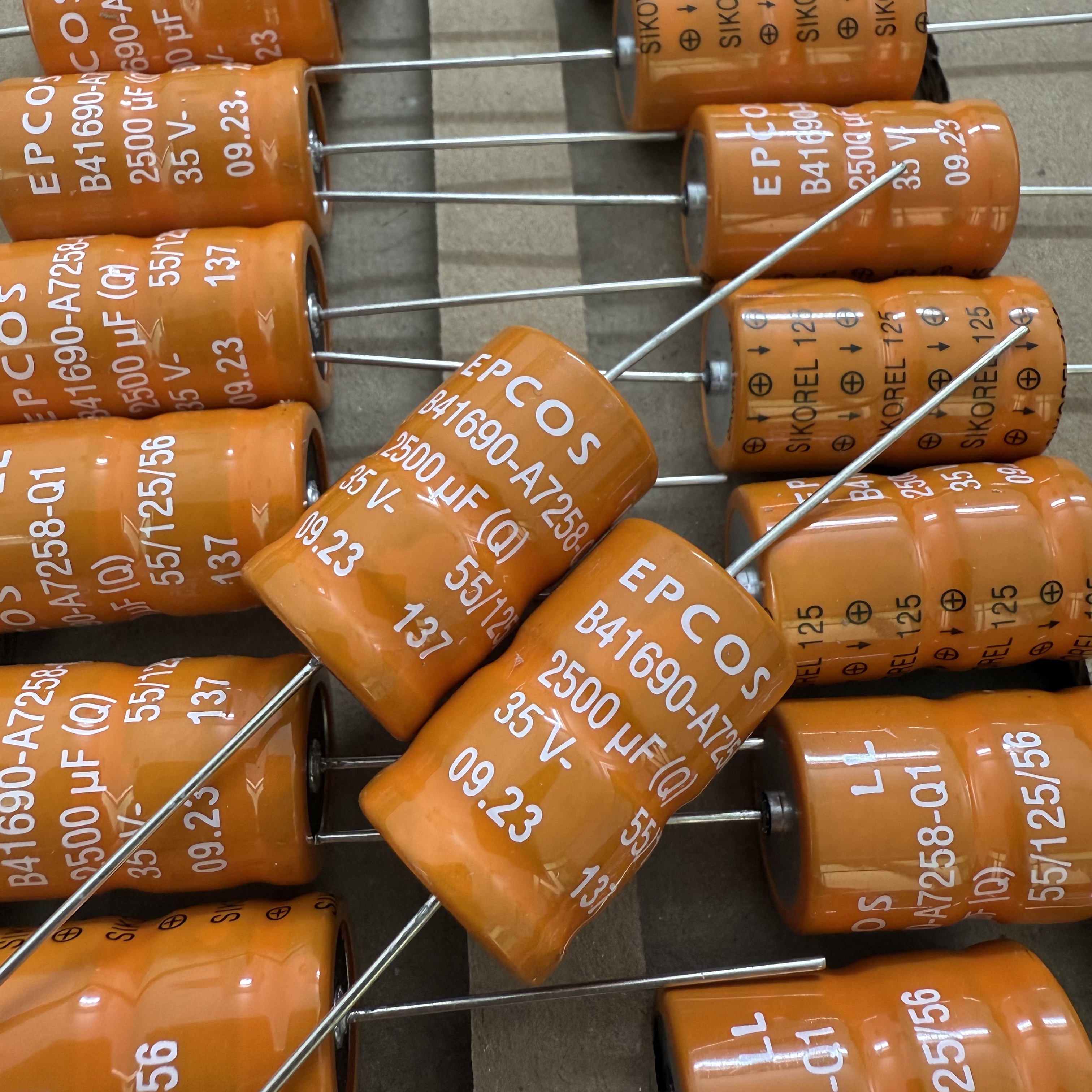 35V2500UF车载铜脚高温滤波电容