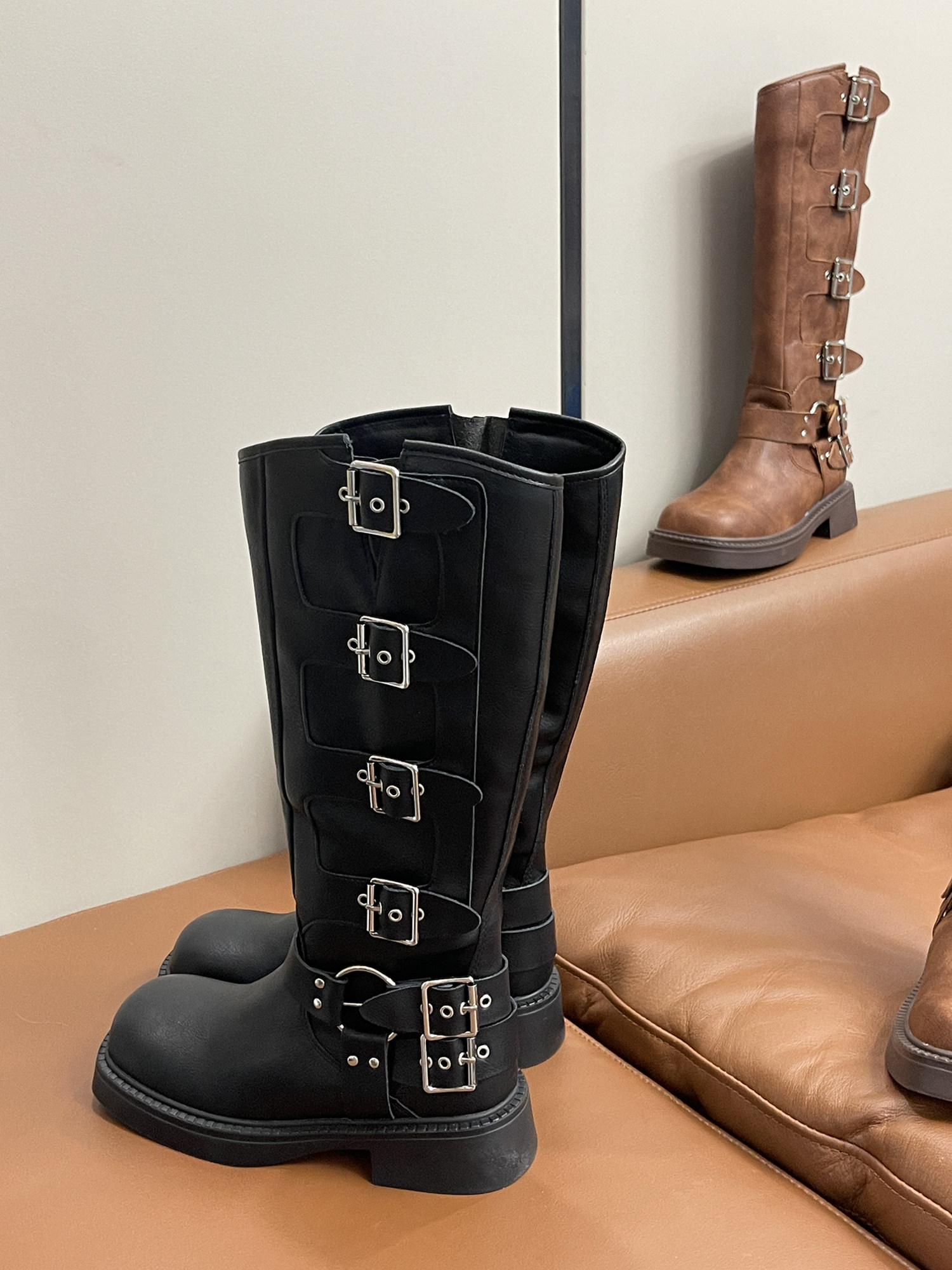 2024 봄과 여름 MIU  가죽 레트로 무릎 위 부츠 웨스턴 부츠 벨트 버클 두꺼운 힐 여성용 마틴 부츠