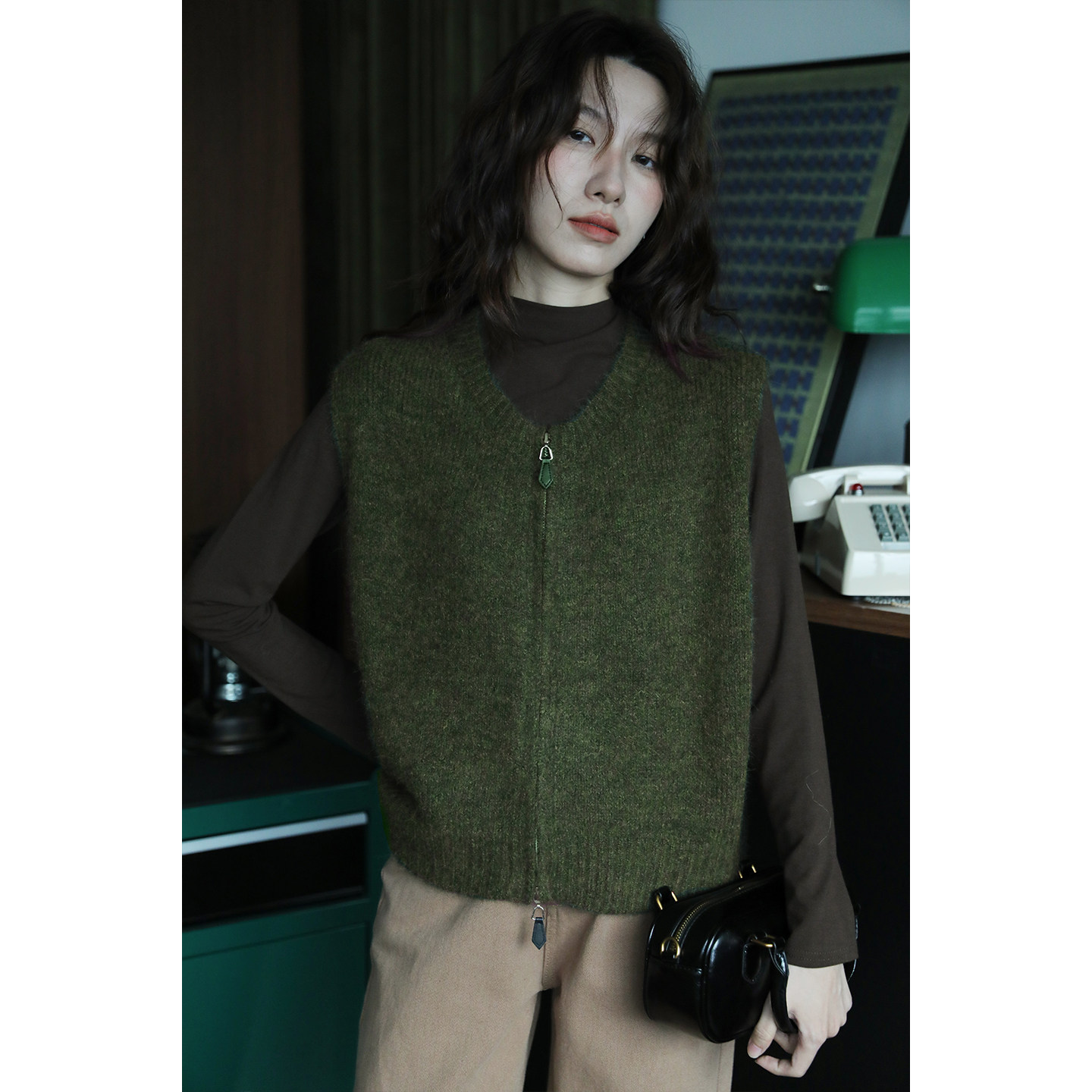 绿色复古双拉链短款针织马甲女