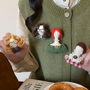 卡通布艺胸针毛绒可爱森系小众文艺雀斑卷发女孩包包挂件别针配饰