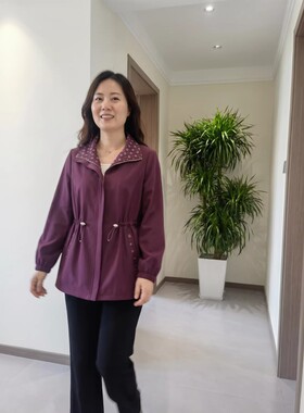 妈妈外套秋紫色收腰立领中老年女装大码宽松百搭薄款连帽风衣