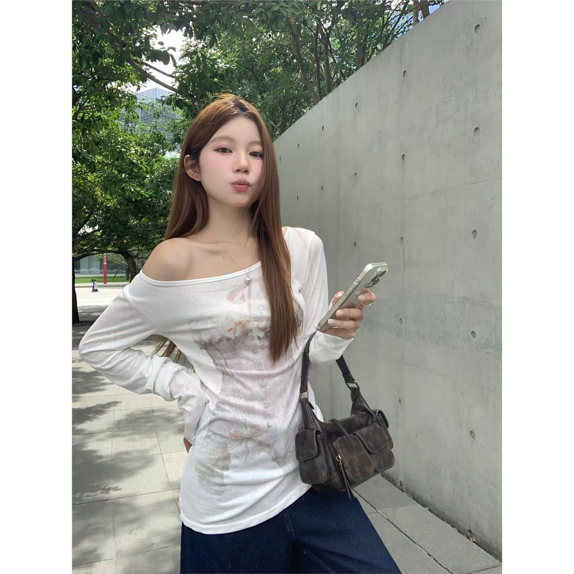 美式复古印花斜肩露肩T恤