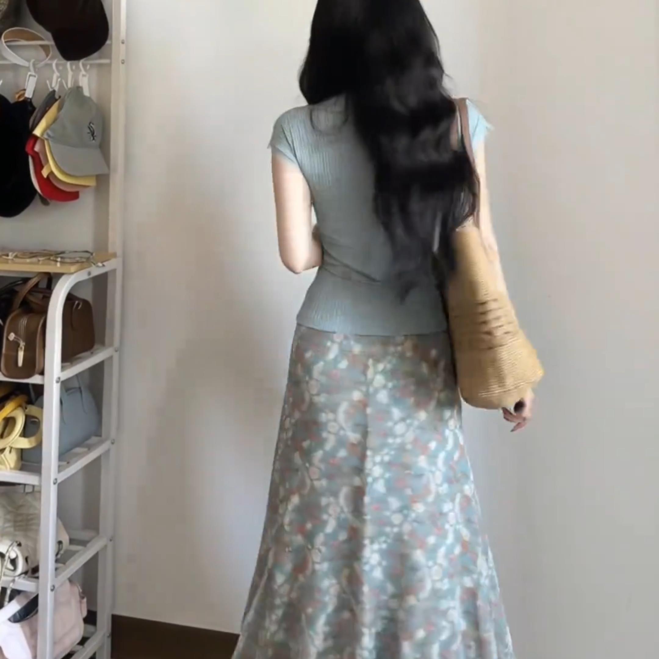 蓝色V领短袖碎花半身裙子