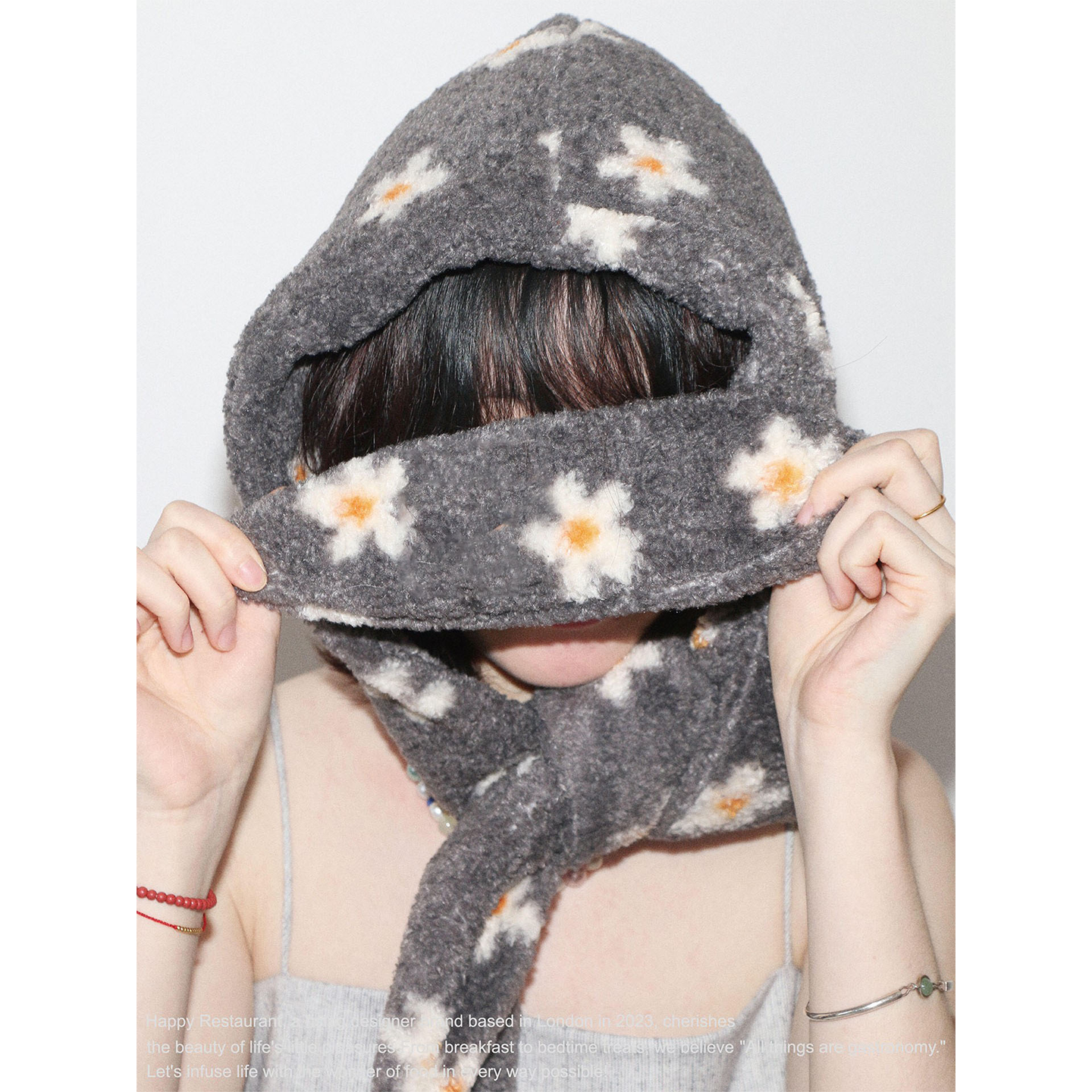 可爱花朵点缀毛绒帽子围巾一体