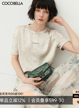COCOBELLA光泽感缎面压褶字母T恤女夏宽松休闲圆领短袖上衣TS632