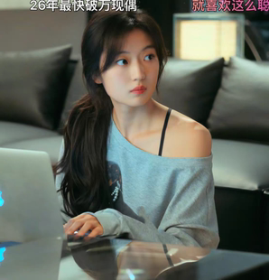 早春晴朗尚之桃孙千明星同款印花斜肩卫衣女设计感露肩上衣打底衫