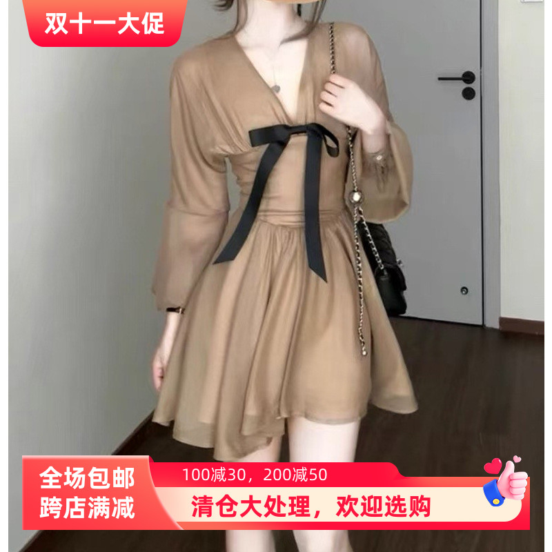 法式v领蝴蝶结连衣裙子女夏季2025新款爆款穿搭独特漂亮掐腰短裙