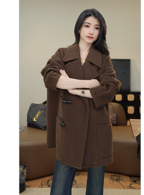 小乖逃休闲时尚咖色外套大衣牛角扣双口袋韩版显瘦百搭款N95292