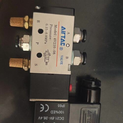 亚德客气动阀4V210-08，DC24V电压，功率3.0W，( 议价）