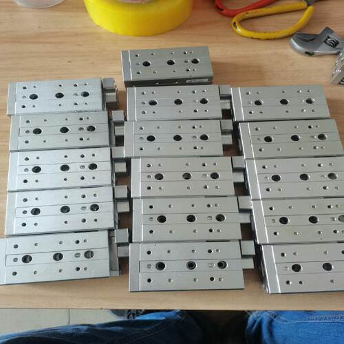 亚德客滑台气缸HLS12X40S，成色漂亮，标价为(询价）