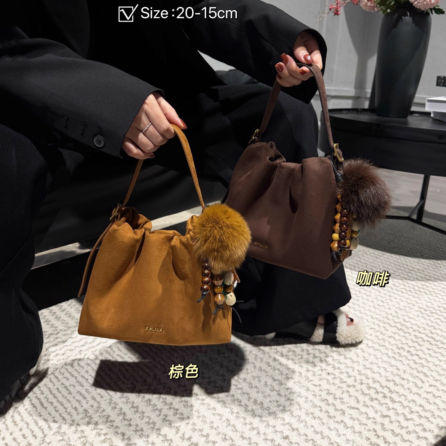 麂皮绒褶皱饺子包云朵斜挎水桶包