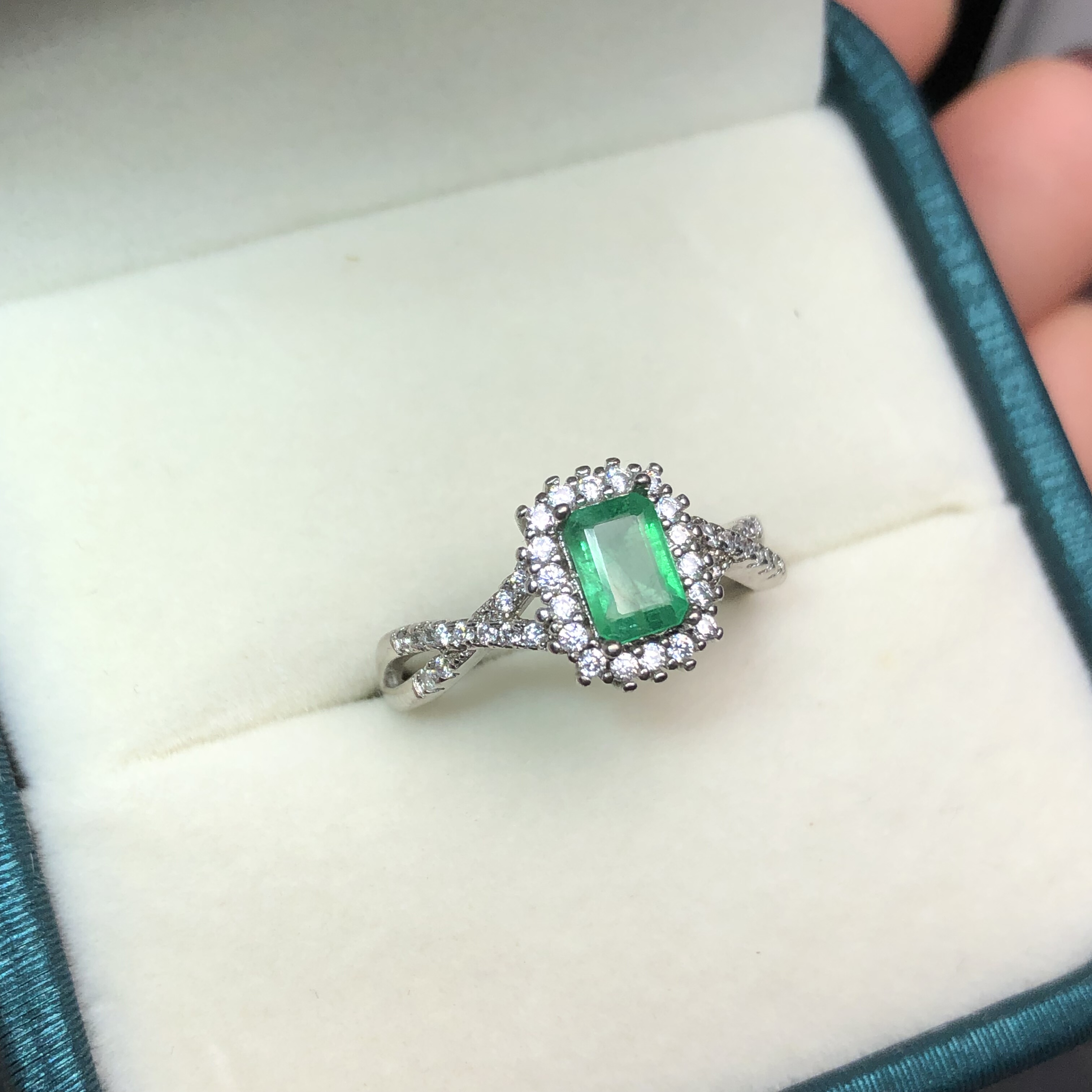 s925银镶嵌天然祖母绿戒指时尚简约精致气质百搭女款生日礼物