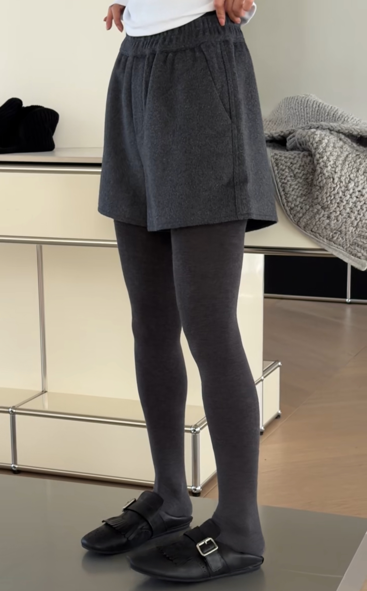 妍西家 诗歌兰女装25秋款8189时尚百搭深灰色松紧腰呢料休闲短裤