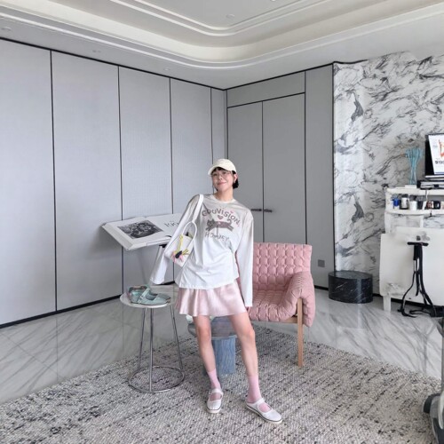 妍西家 诗歌兰女装26夏40341时尚白色做烫钻猫咪字母长袖T恤可退