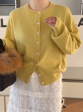 妍西家 诗歌兰女装26春款61225时尚百搭黄色圆领排扣开衫毛衣女