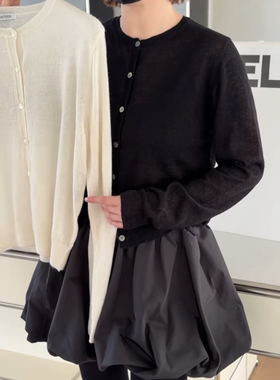 妍西家 诗歌兰女装25早春新款06221百搭黑圆领单排扣微透针织开衫