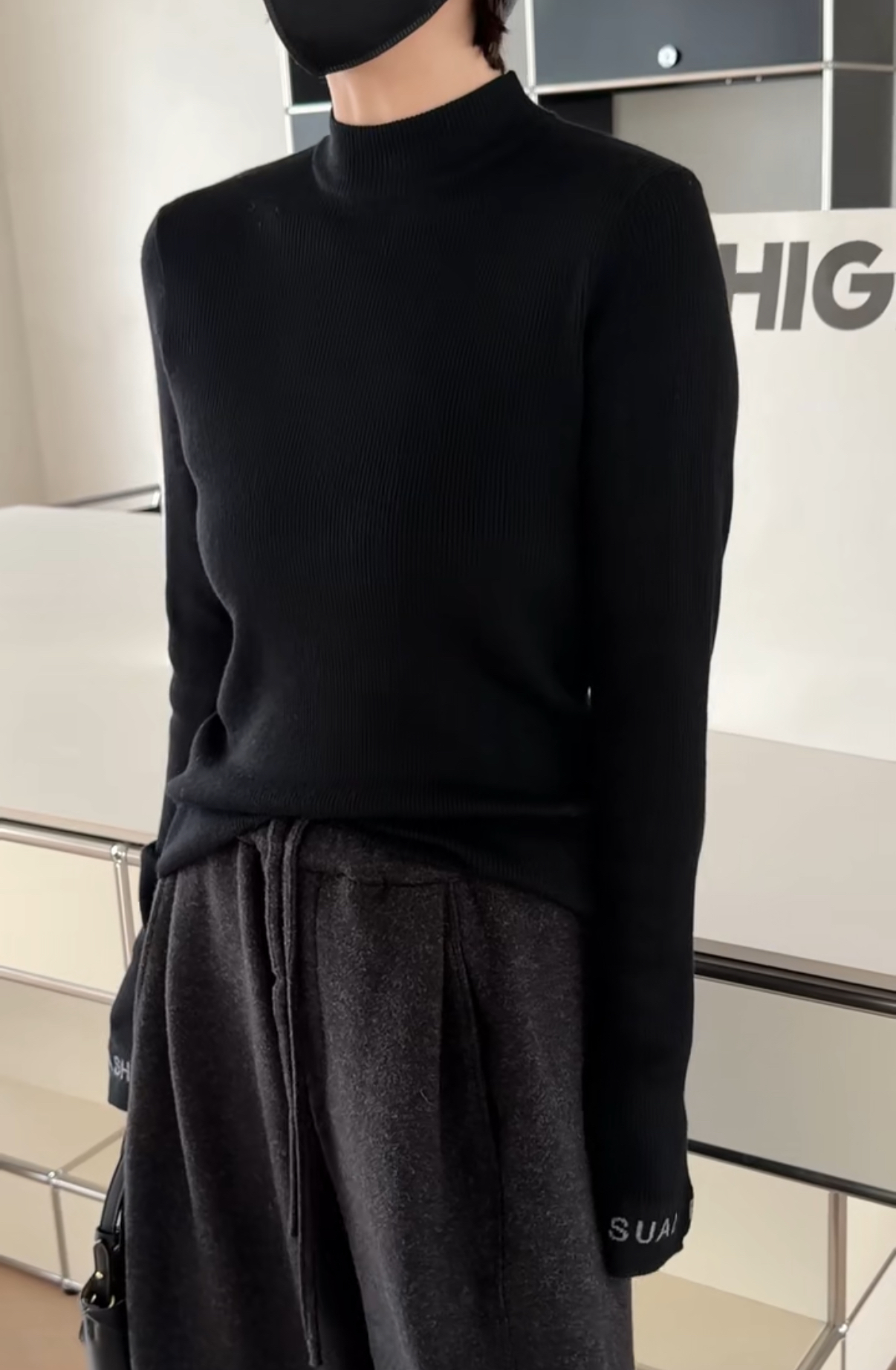 妍西家 诗歌兰女装25冬款27396气质黑色立领细条纹字母显瘦针织衫