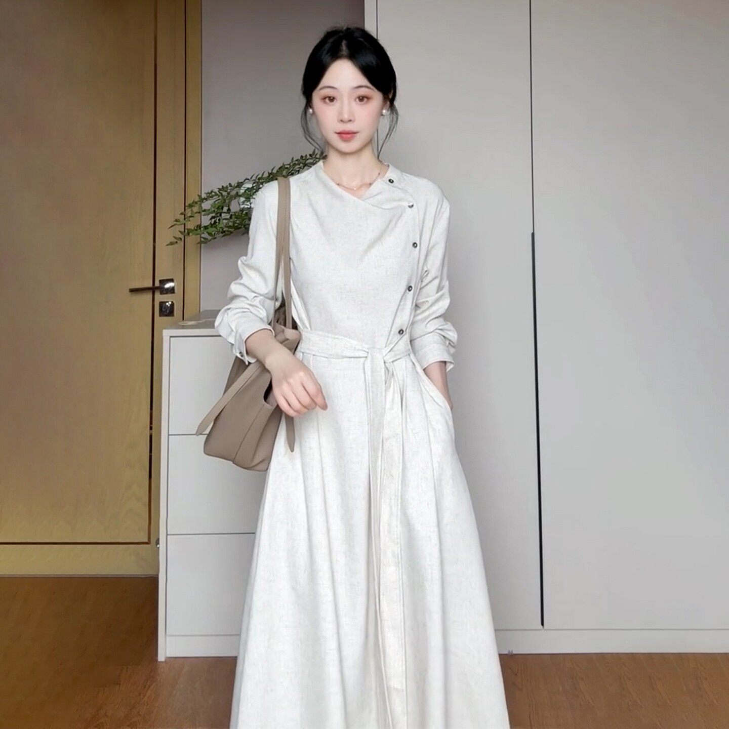 法式覆古设计感斜门襟长袖连衣裙女秋冬新款显瘦绑带a字长裙