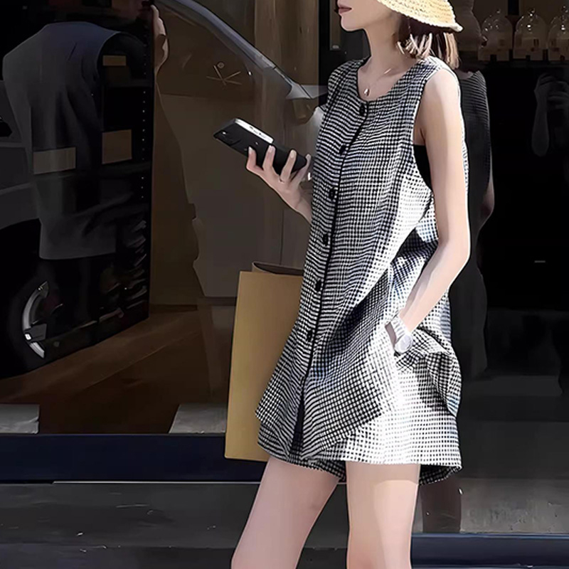 2025年夏季新款韩版时尚套装女格子圆领衬衫配洋气休闲短裤两件套