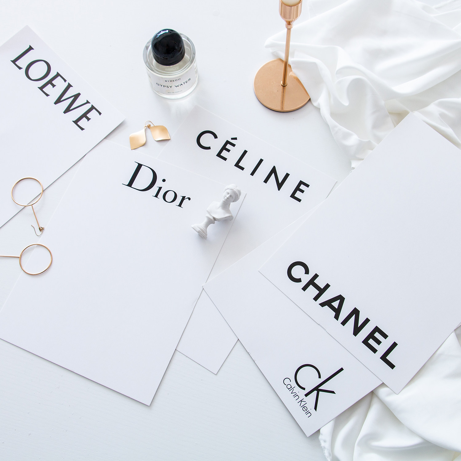 ins极简纯白黑字母logo大卡片白卡 摄影道具高端杂志封面摄影背景