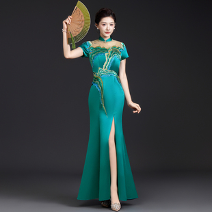 新中式复古风年会晚礼服绿色长款鱼尾开叉礼仪演出礼服高级感修身