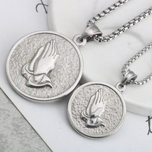 欧美款复古宗教祈祷之手圣牌圆牌吊坠钛钢男女士项链长款毛衣链