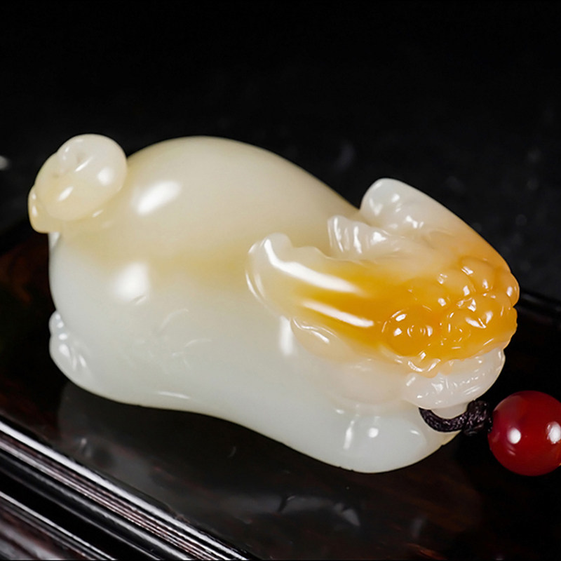 新疆郭磊作品和田玉且末金山料糖白玉貔貅挂件75.49克
