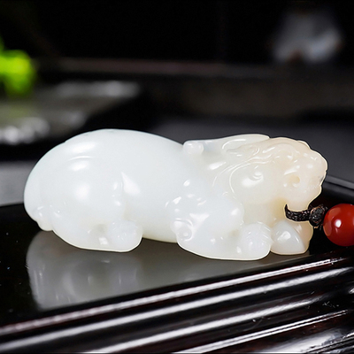新疆大师张亚龙作品和田玉且末金山料糖羊脂白玉貔貅挂件32.15克