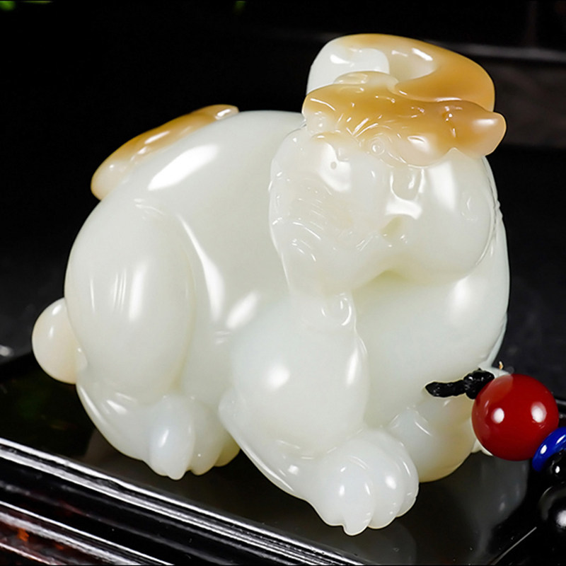 新疆大师张亚龙作品和田玉且末料金山糖羊脂白玉貔貅把件231.46克