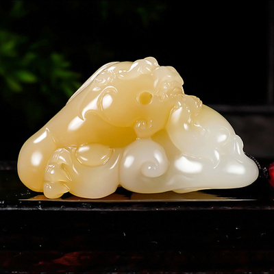 新疆大师张亚龙作品 和田玉且末料糖白玉回头貔貅挂件40.25克