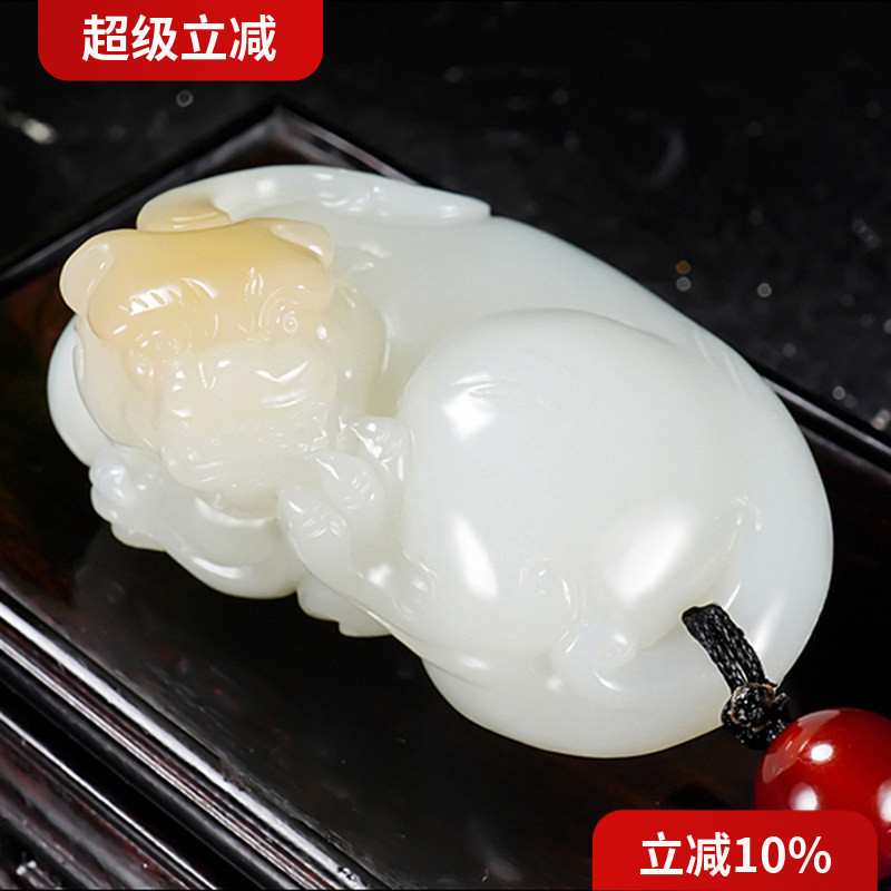 新疆大师张亚龙作品和田玉且末料金山糖白玉回头貔貅把件101.78克