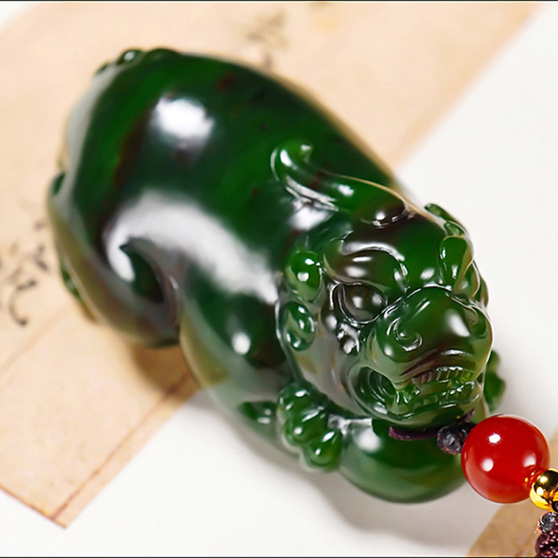 新疆张亚龙作品和田玉俄料7号矿阳绿红皮碧玉貔貅挂件50.32克