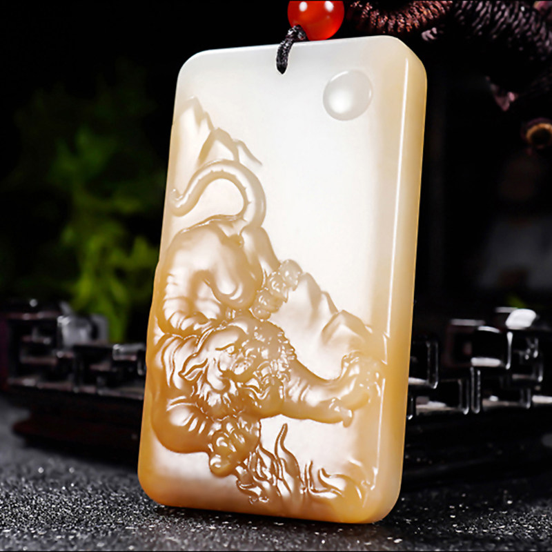 新疆郭磊作品和田玉且末金山料糖羊脂白玉下山虎挂件70.91克