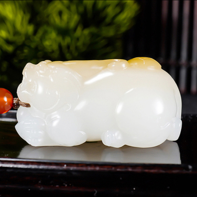 新疆大师张亚龙作品 和田玉且末金山料糖羊脂白玉貔貅32.44克