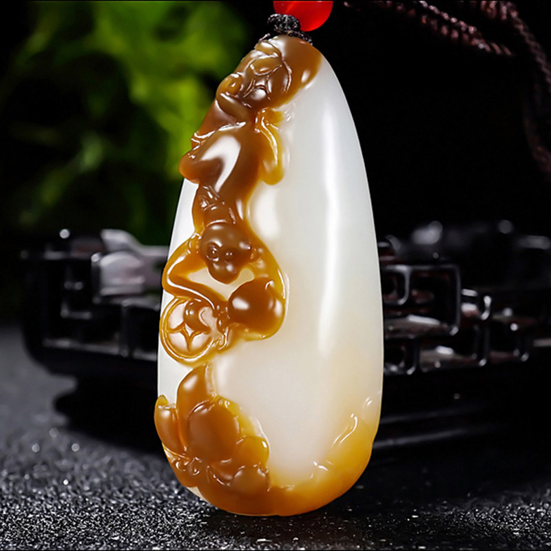 新疆郭磊作品和田玉且末金山料糖羊脂白玉一夜封侯猴挂件27.88克