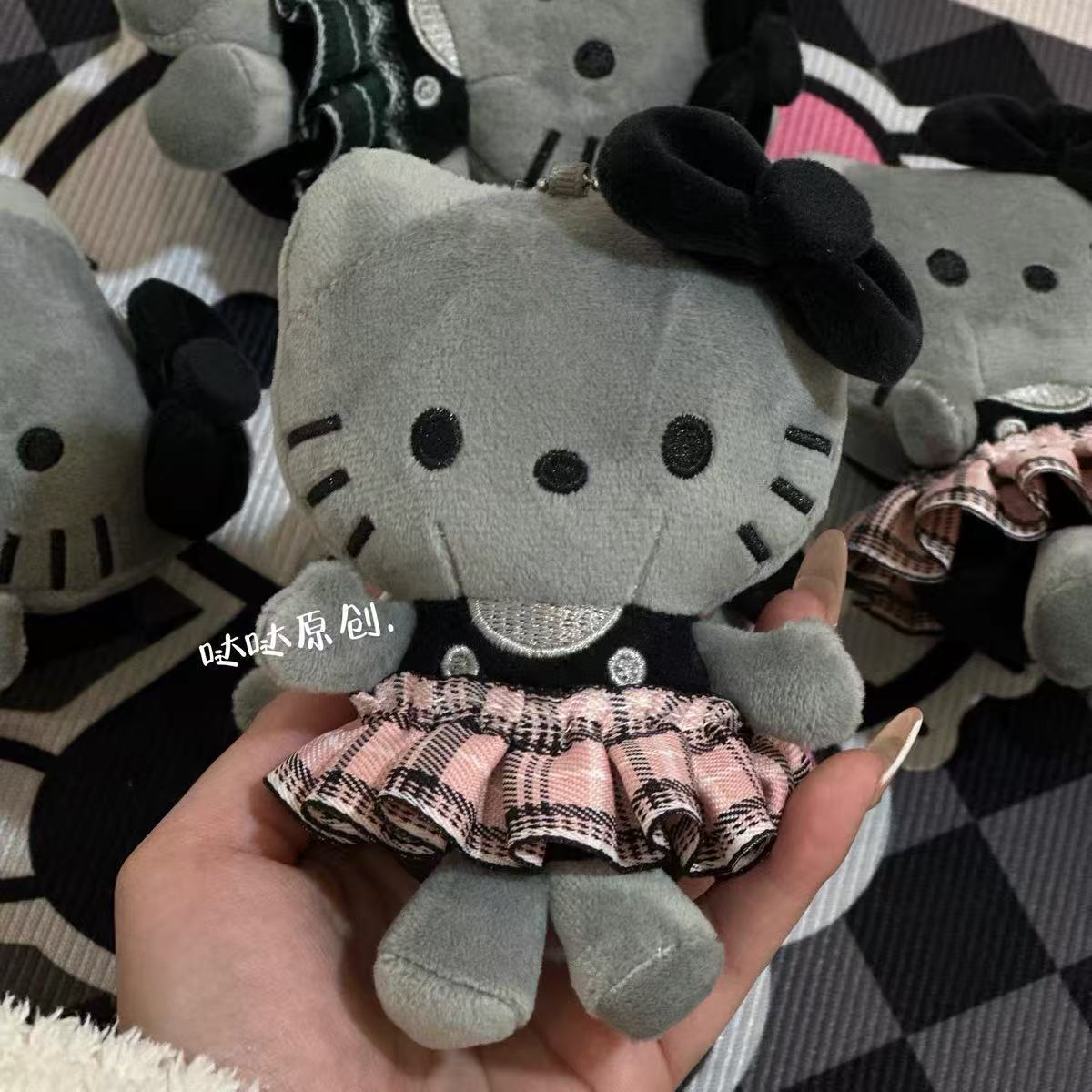 日本水泥灰KITTY穿格子裙